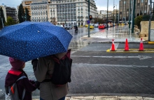 ομπρελες, βροχη, περαστικοι