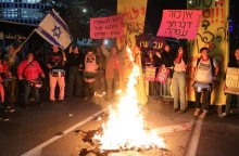 διαδηλωτες, σημαιες