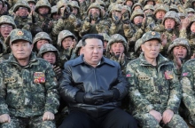 Ο Κιμ Γιονγκ Ουν με αξιωματικους