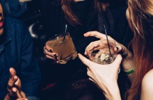 Νεαρά άτομα πίνουν σε μπαρ