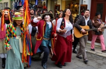 Καρναβαλιστές στους δρόμους της Αθήνας