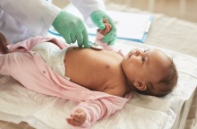 Μωράκι που εξετάζεται από παιδίατρο