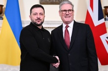 Εγκάρδια συνάντηση Στάρμερ -Ζελένσκι στο Λονδίνο - Βρετανικό δάνειο 2,26 δισ. λιρών στην Ουκρανία