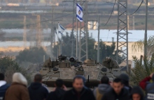 Κάτοικοι της Λωρίδας της Γάζας μπροστά από ισραηλινό άρμα μάχης στην πόλη Τζενίν