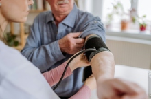 γιατρος παιρνει την πιεση απο ασθενη