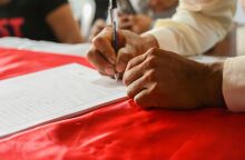 Bρετανία: Έβαλε στυλό στο χέρι της ετοιμοθάνατης μητέρας της για διαθήκη εκατοντάδων χιλιάδων λιρών