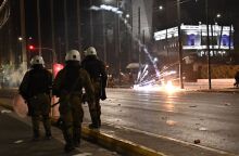 Tέμπη: Επεισόδια στο Σύνταγμα μετά την πορεία -Μολότοφ και κρότου-λάμψης έξω από τη Βουλή