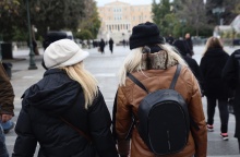 Γυναίκες ντυμένες με χοντρά, χειμωνιάτικα ρούχα