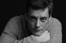 Ο Αλέξανδρος Βάρθης είναι ο κύριος Στρολίδη στο Memorandum στο θέατρο Μπέλλος