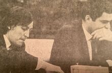 Ανατόλι Καρπόφ (αριστερά) και Γκάρι Κασπάροφ. Φωτογραφία από την εφημερίδα Μακεδονία