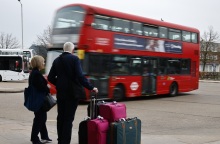 Αεροδρόμιο Χίθροου: Η αντιτρομοκρατική αναλαμβάνει στις έρευνες - Ταξιδιωτικό χάος για χιλιάδες επιβάτες