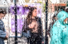 Καιρός σήμερα: Βροχές και καταιγίδες με υψηλές θερμοκρασίες μέχρι 26 βαθμούς Κελσίου