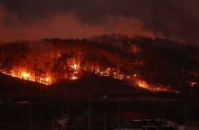 Νότια Κορέα: Στους 24 οι νεκροί από τις φονικές πυρκαγιές - Νεκρός πιλότος ενός πυροσβεστικού ελικοπτέρου 
