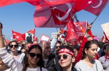 διαδηλωτες, σημαιες