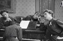 4 γυναικες γυρω απο ενα πιανο