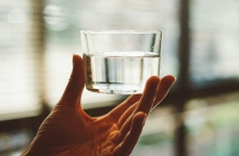 χερι κραταει ποτηρι με νερο