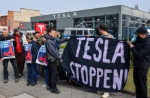 διαδηλωτες έξω από αντιπροσωπείες της Tesla