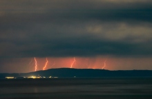 κεραυνοι πανω απο πολη