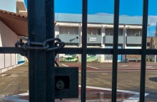 λουκετο σε πυλη σχολικης αυλης