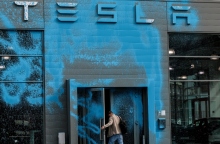 εισοδος αντιπροσωπείας Tesla μετά απο βανδαλισμό