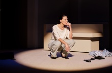 Η Μαρία Ναυπλιώτου πρωταγωνιστεί στο «Ακρωτήρι» στο Θέατρο Ιλίσια