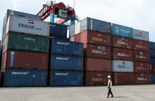 Κοντέινερ με εμπορεύματα στην Ινδονησία