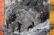 Διασώστες ερευνούν στα χαλάσματα στη Μιανμάρ