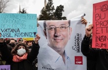 διαδηλωτες, σημαιες