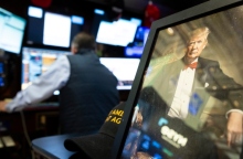 χρηματιστήριο, οθονες υπολογιστων, υπαλληλος καθισμενος