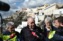 Ο Ευθύμης Λέκκας κατά τη διάρκεια αυτοψίας στη Σαντορίνη