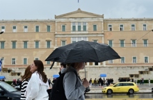 περαστικοι, ομπρελες, βροχη, Βουλη