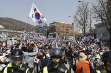 Νότια Κορέα: Οριστική καθαίρεση του προέδρου Γιουν με απόφαση-καταπέλτης του Συνταγματικού Δικαστηρίου