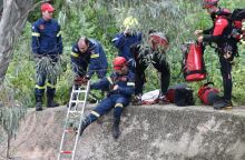 Εγκλωβισμένα ήταν το απόγευμα της Παρασκευής δύο άτομα στο ρέμα Προμπονά στα Πατήσια λόγω βροχόπτωσης