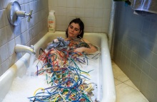 Faith Holland, Wire Bath, 2017, ψηφιακό, βίντεο HD 