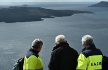 Κλιμάκιο του ΕΑΓΜΕ κατά τη διάρκεια αυτοψίας στη Σαντορίνη