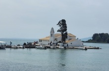 Η μονή της Παναγίας των Βλαχερνών απέναντι από το Ποντικονήσι