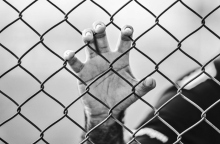 ανδρας πιανει καγκελα