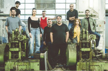 Ο Βασίλης Μπισμπίκης και η θεατρική ομάδα Cartel