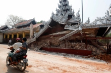 κατεστραμμενη παγοδα, μηχανακι, αναβατες