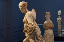 Μαρμάρινο σύμπλεγμα Άρτεμης και ελαφιού, 150 – 100 π.Χ. Αρχαιολογικό Μουσείο Δήλου,  Πάρις Ταβιτιάν © Μουσείο Κυκλαδικής Τέχνης