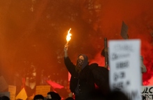 διαδηλωτης κραταει πυρσο