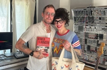 Ο μπασίστας των Weezer, Σκοτ Σράινερ και η συγγραφέας Τζίλιαν Λόρεν