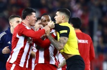 Ολυμπιακός-ΑΕΚ: Μεγάλη σύρραξη στο φινάλε ανάμεσα στους παίκτες των δύο ομάδων