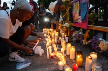 κοσμος αναβει κερια στο δρομο