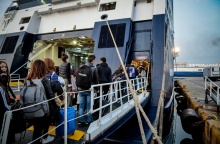 Εκδρομείς του Πάσχα επιβιβάζονται σε πλοίο