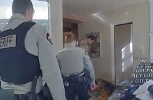 Τζιν Χάκμαν: Συγκινεί το βίντεο με τον σκύλο να στέκεται δίπλα στο άψυχο σώμα της Μπέτσι Αρακάουα