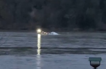 συντριμμια απο πτωση αεροπλάνου σε ποταμι