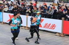 ρομποτ δρομεας, ανθρωποι τρεχουν