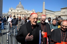 Καρδινάλιοι στην πλατεία Βατικανού στη Ρώμη