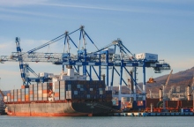 πλοιο φορτωνοι κοντεινερς σε λιμανι